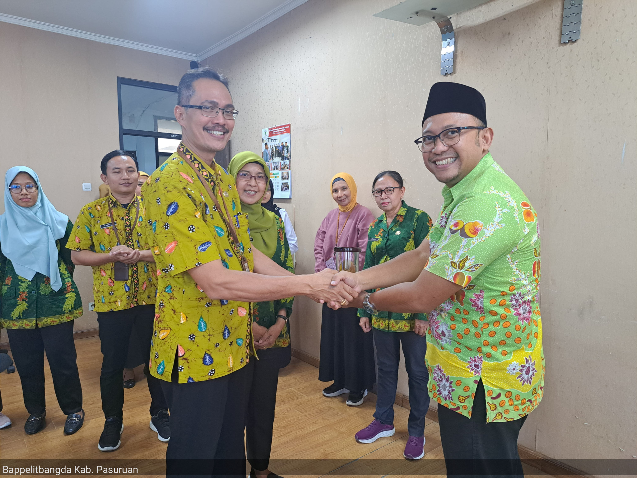 Studi Komparasi Penanganan Kemiskinan, Disuguhi Mangga Putar